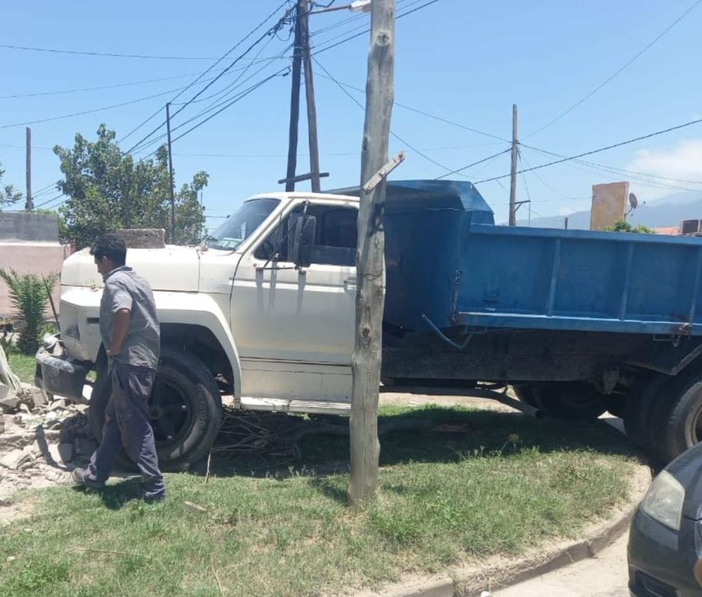 IMPACTO. EL VEHÍCULO DESTROZÓ PARTE DE UNA TAPIA PERIMETRAL.&nbsp;