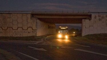 Camión de la basura volcó y el chofer está grave