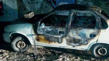 Un coche quedó completamente calcinado