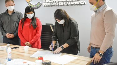 Firma de convenio entre el Ministerio de Ciencia e Innovación Tecnología y CAMYEN