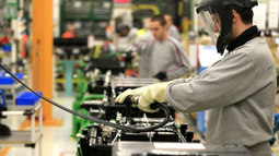 La actividad económica bajó 3,8% interanual durante agosto