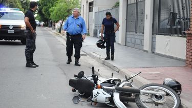 Policía derrapó y terminó herido