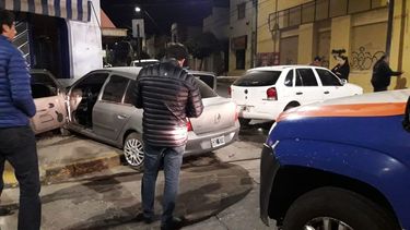 Persecución policial terminó con un auto incrustado en un comercio