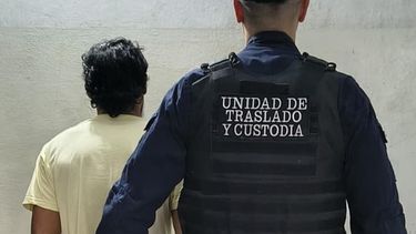 personal policial traslado a un joven al servicio penitenciario provincial