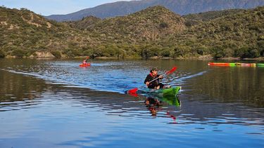 Al aire libre. El Jumeal ofrece kayak, senderismo y paisajes únicos.