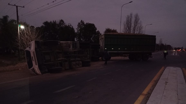 Volcó un camión de carga en la ruta nacional 157