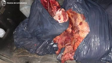 aprehenden a dos personas, secuestran un arma de fuego, carne vacuna, varias cubiertas, prendas de vestir y otros elementos