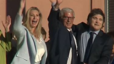 previo a su discurso, javier milei salio a saludar al balcon de la casa rosada