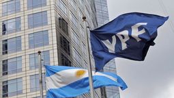 Las acciones de YPF saltaron 40% en Wall Street luego de que Milei anunciara su privatización