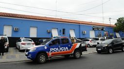 Policías discutieron y terminaron a las trompadas en el playón de la Jefatura