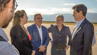 flores para el gobernador: el tipo esta todo el tiempo gestionando, con ideas nuevas