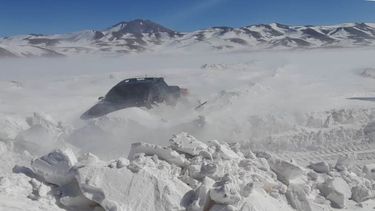 Extremo. Dos adultos y una niña sobrevivieron en una camioneta, con temperaturas de -30 grados y nieve.