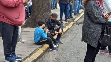 axel kicillof espero su turno para votar sentado en la vereda