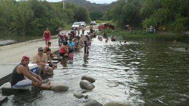 con el calor extremo, los catamarquenos coparon los rios
