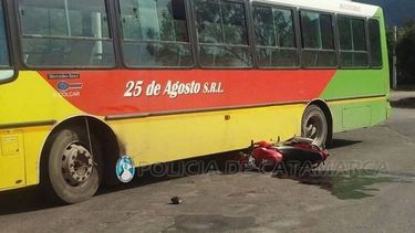 Motociclista chocó con un colectivo y resultó ileso