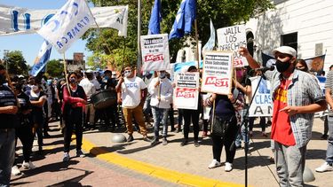 Agrupaciones sociales y gremiales piden más salario y educación