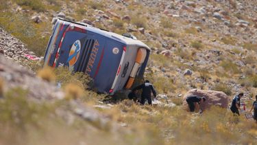 Tres muertos y varios heridos al volcar un micro de pasajeros