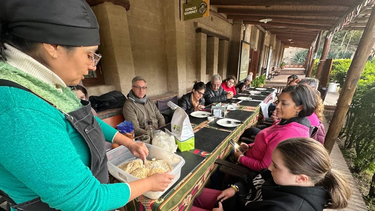 turistas disfrutaron de la historia y la gastronomia nativa en el pueblo perdido