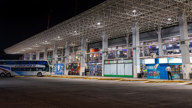 vecinos que viven a la vera del rio el tala denuncian que quedaron varados tras la suspension de colectivos de la empresa vergara