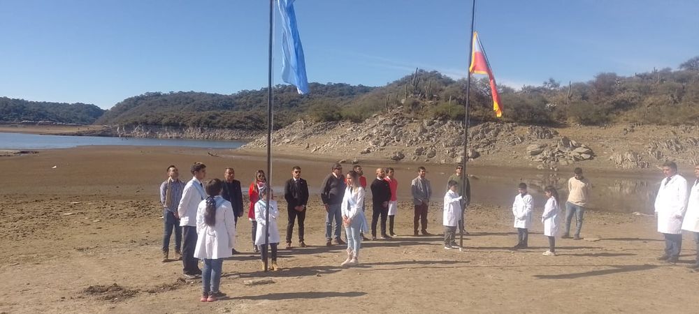 Alumnos de Ancasti prometieron lealtad a la bandera de la patria a orillas del Dique de Ipizca10.jpeg