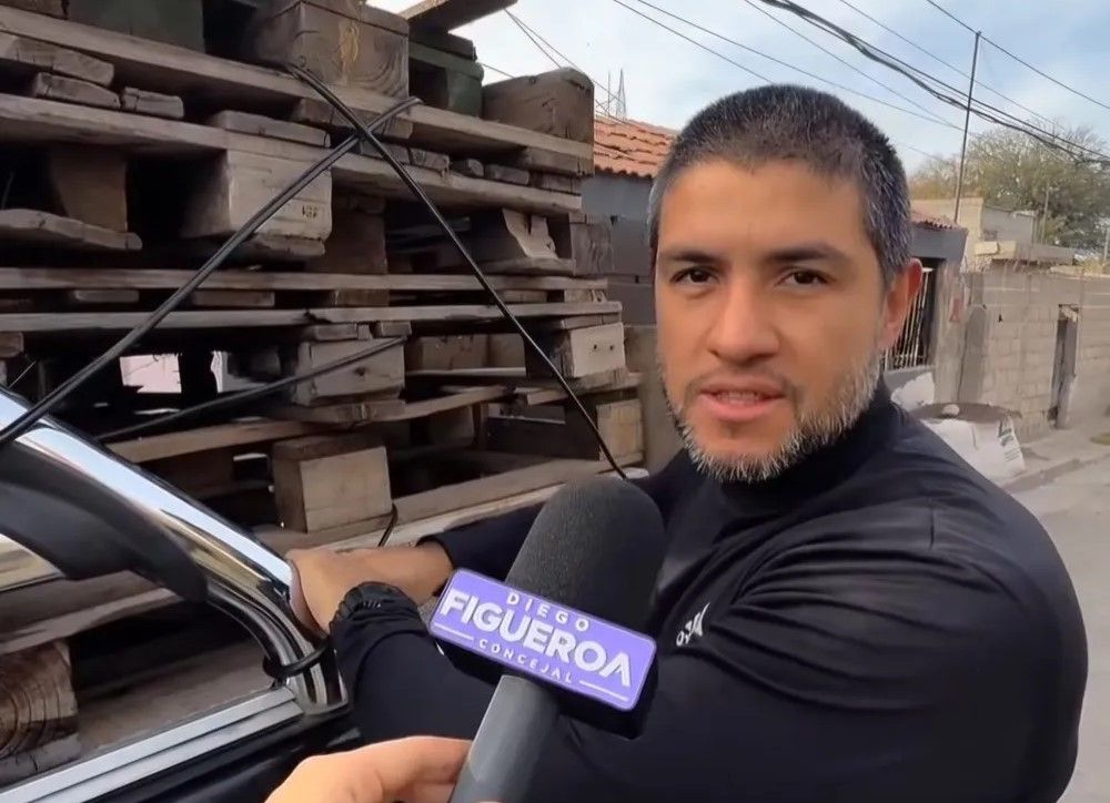 Solidario. El concejal capitalino Diego Figueroa publicitó a través de un video la entrega de unos palets .