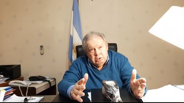 Cáceres se defendió y recordó que el vicegobernador también supera la edad jubilatoria