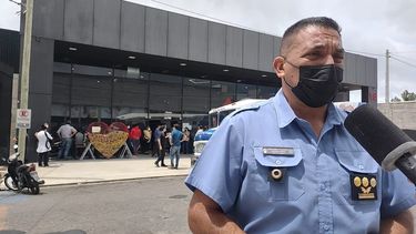 Efectivos de la Policía en las cercanías de Adhemar Capital.