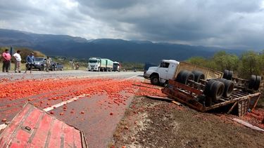 Camión cargado con tomates volcó en la Cuesta del Totoral