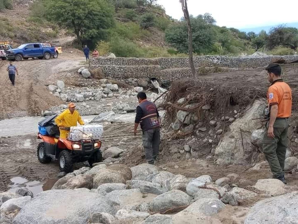 Trabajos. A destajo de obreros comunales y personal de Defensa Civil, en los pueblos para cruzar.&nbsp;