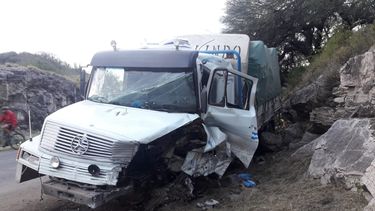 Chocó un camión cargado con papas en la ruta 1
