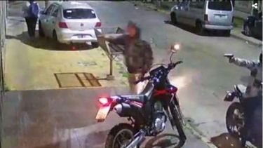 video: matan de dos tiros a policia porteno para robarle la moto