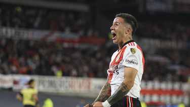 APERTURA. ENZO FERNÁNDEZ, CON POTENTE REMATE, MARCÓ EL PRIMERO DE RIVER EN SU VICTORIA DE LOCAL.