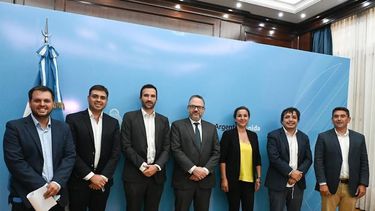 Comitiva. Los intendentes y el ministro Álvarez, en el encuentro que mantuvieron con Matías Kulfas.