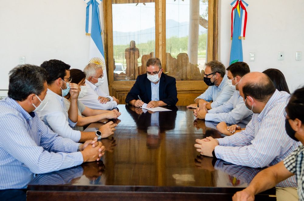 El gobernador Jalil junto a autoridades de Aguas de Catamarca.&nbsp;