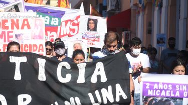 Acompañamiento. Numerosa manifestación por las calles céntricas para acompañar a la familia de Brenda.