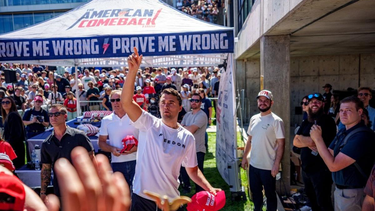 video: el estremecedor momento en el que le disparan a charlie kirk en un acto en utah