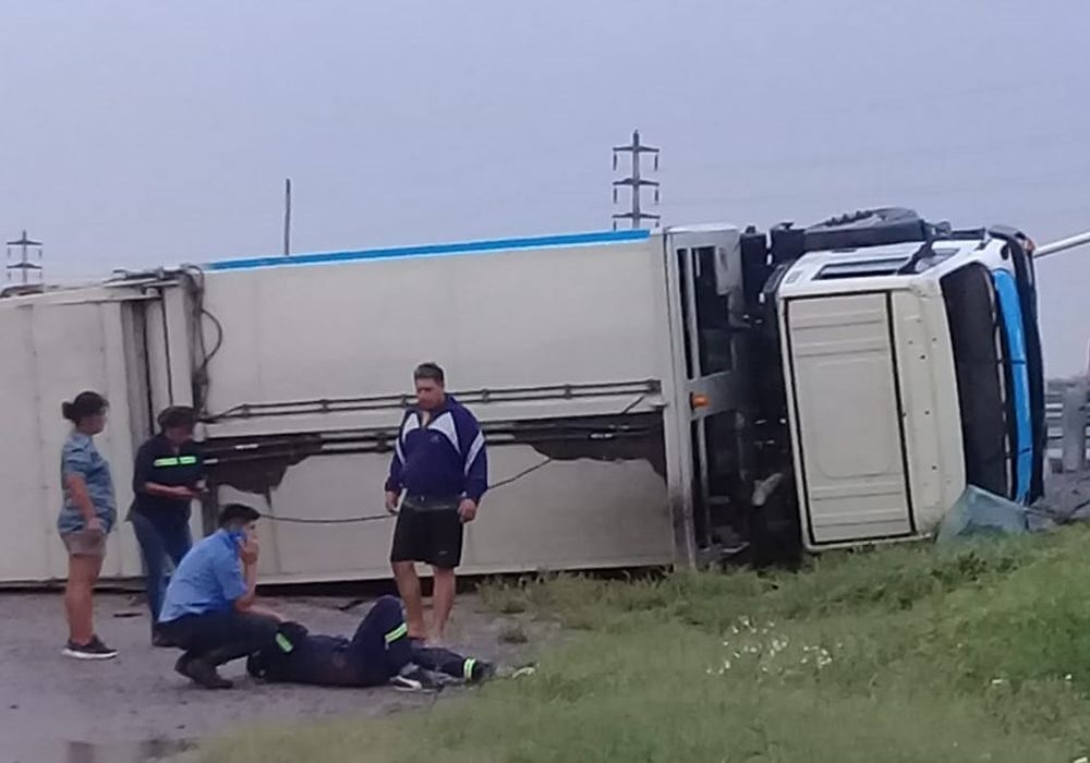Volcó un camión recolector del municipio de la capital.&nbsp;