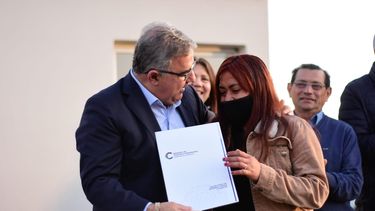 El gobernador Raúl Jalil encabezó la entrega de viviendas en Andalgalá.&nbsp;