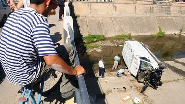Perdió el control de una combi, chocó y cayó al arroyo Fariñango