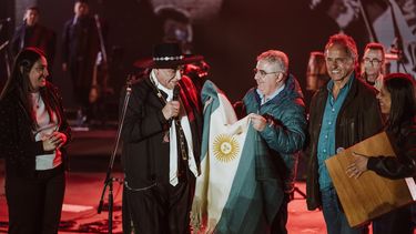Gran vidriera. Acompañado por Daniel Scioli, el gobernador Jalil obsequia un poncho al Chaqueño Palavecino.
