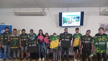 Club Defensores del Sur recibió nueva indumentaria deportiva de la mano de la empresa MARA
