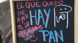 Despensa solidaria: regalan el pan que quedó del día