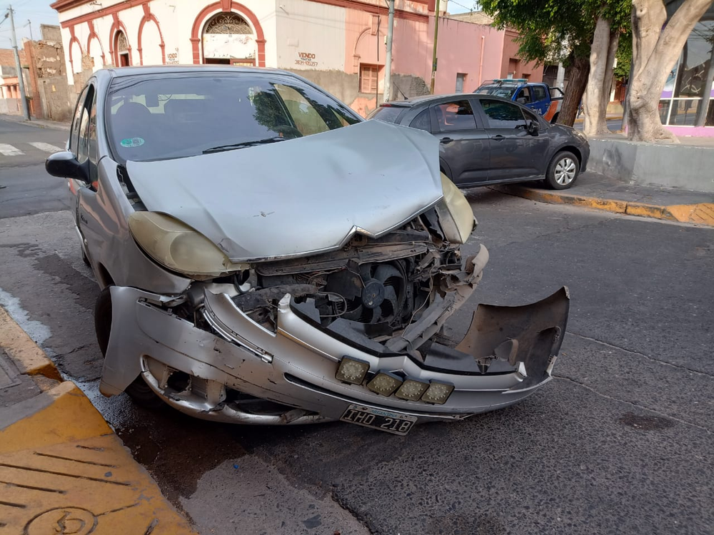 Choque. Importantes daños materiales en ambos rodados.