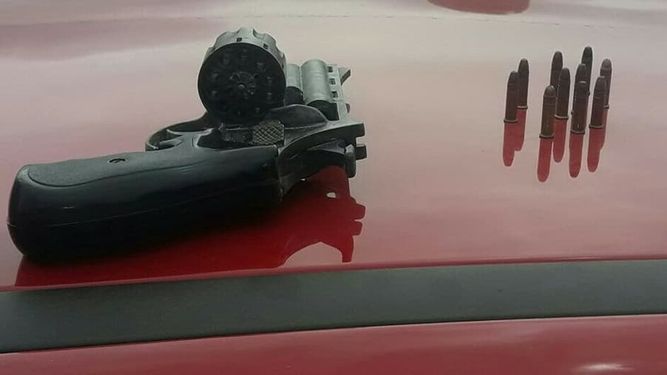 Los pararon en un control y tenían un arma: dos arrestados