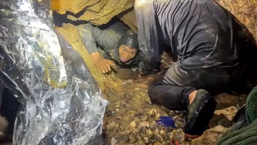 heroico rescate en laos: salvaron a cinco mineros atrapados en una cueva