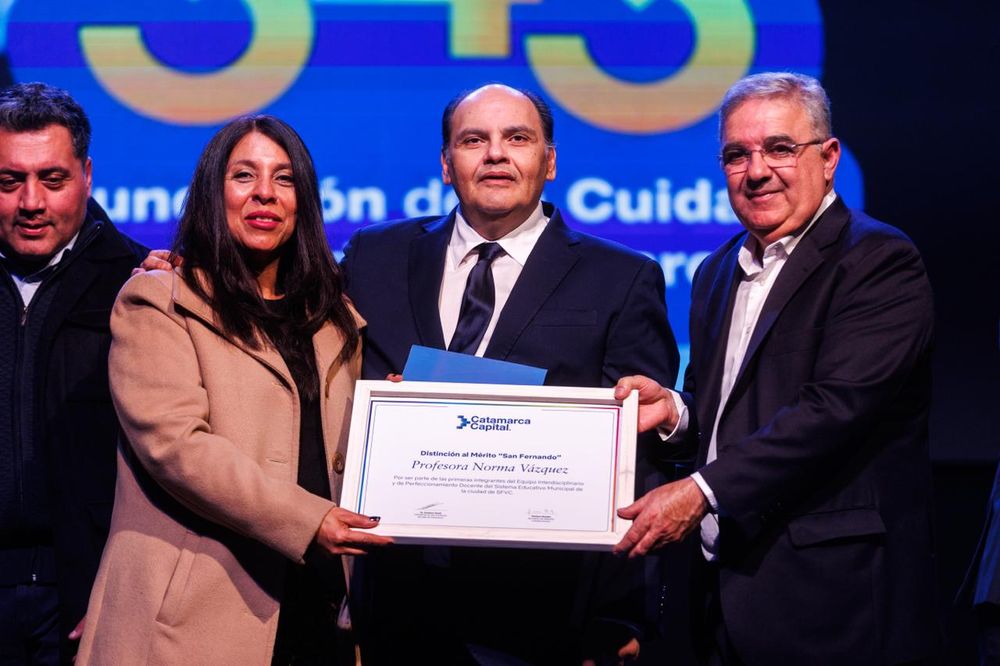 Respaldo. Jalil acompañó a Saadi en la entrega de las distinciones Mérito San Fernando.