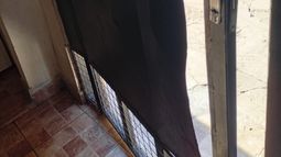 Daños. Portón roto y la complicación en la salud de la dueña de casa. Daños. Portón roto y la complicación en la salud de la dueña de casa.