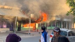 Video: incendio en unos locales comerciales en Recreo