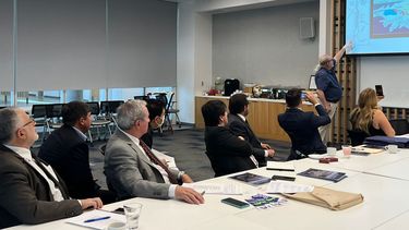 el vicegobernador dusso se reunio en la universidad de california en riverside