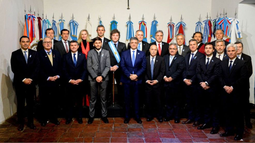 Milei basa el superávit nacional en el recorte a las provincias Milei basa el superávit nacional en el recorte a las provincias